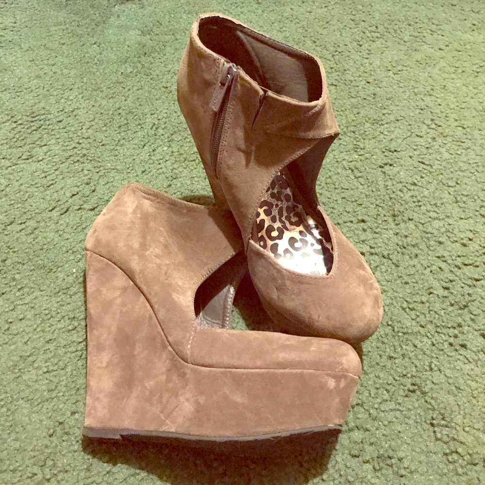 Dollhouse wedges