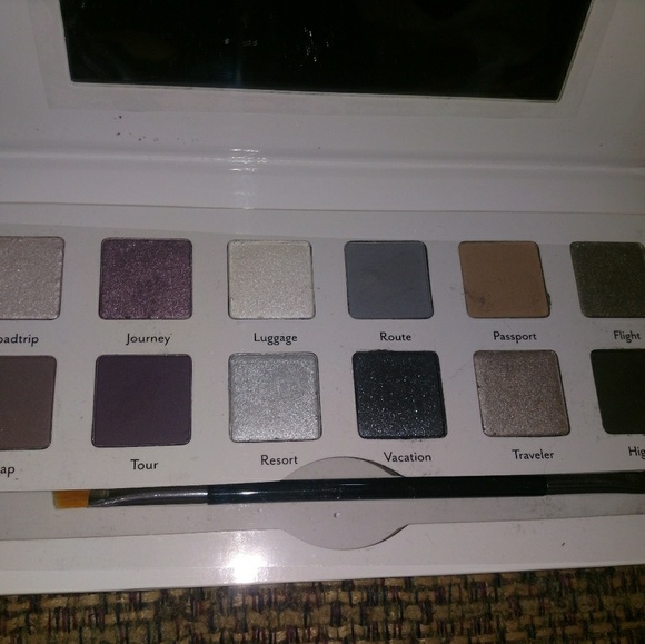 Cargo cosmetics getaway Palette - Picture 1 of 5