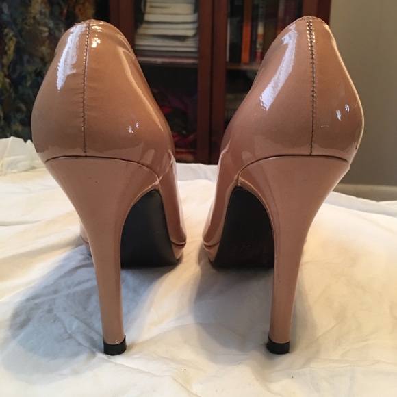 Stuart Weitzman patent leather nude pumps heels 5M - Picture 2 of 7