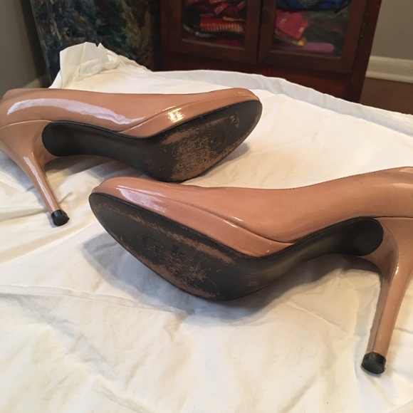 Stuart Weitzman patent leather nude pumps heels 5M - Picture 4 of 7