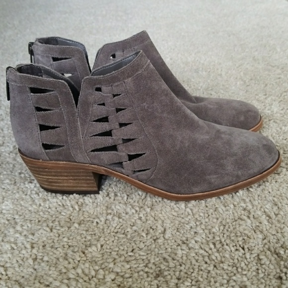 $$Sold $$$$$Vince Camuto booties size 7 - Picture 2 of 8