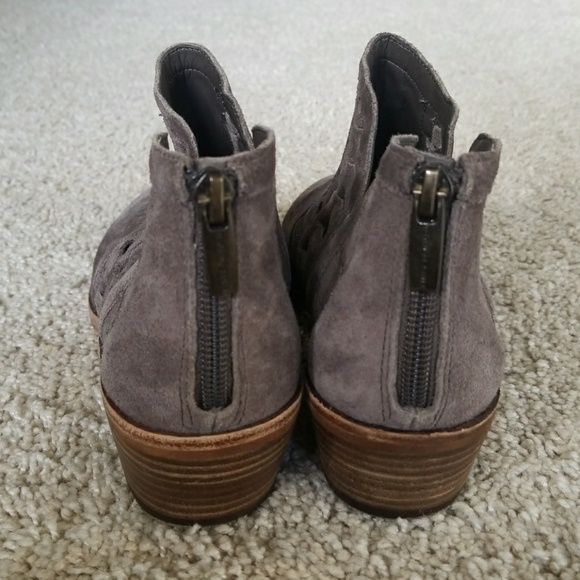$$Sold $$$$$Vince Camuto booties size 7 - Picture 3 of 8