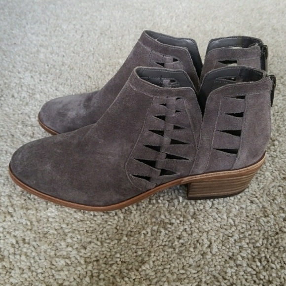$$Sold $$$$$Vince Camuto booties size 7 - Picture 4 of 8
