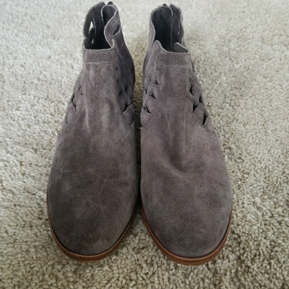 $$Sold $$$$$Vince Camuto booties size 7 - Picture 5 of 8