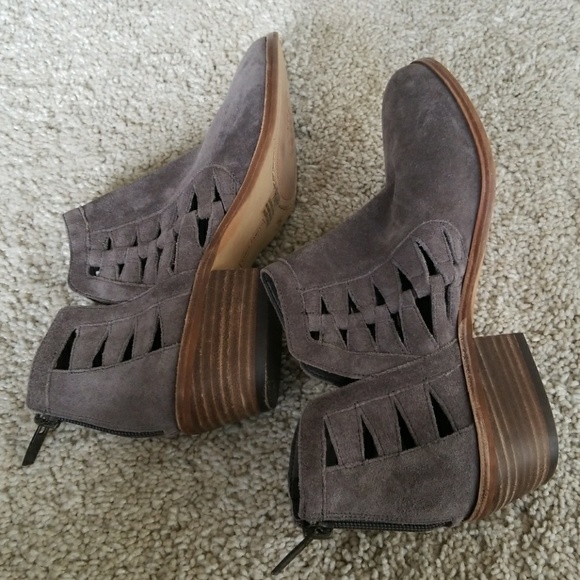 $$Sold $$$$$Vince Camuto booties size 7 - Picture 8 of 8