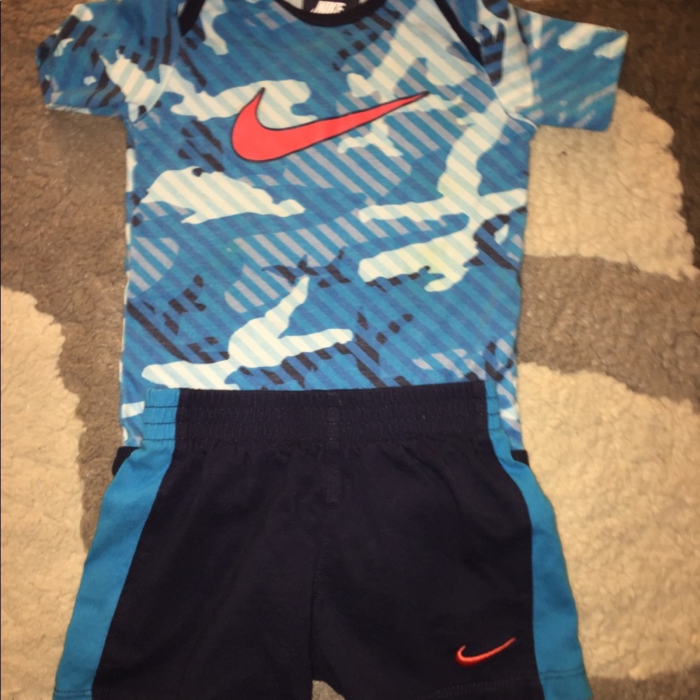 Nike Outfit - Picture 2 of 3