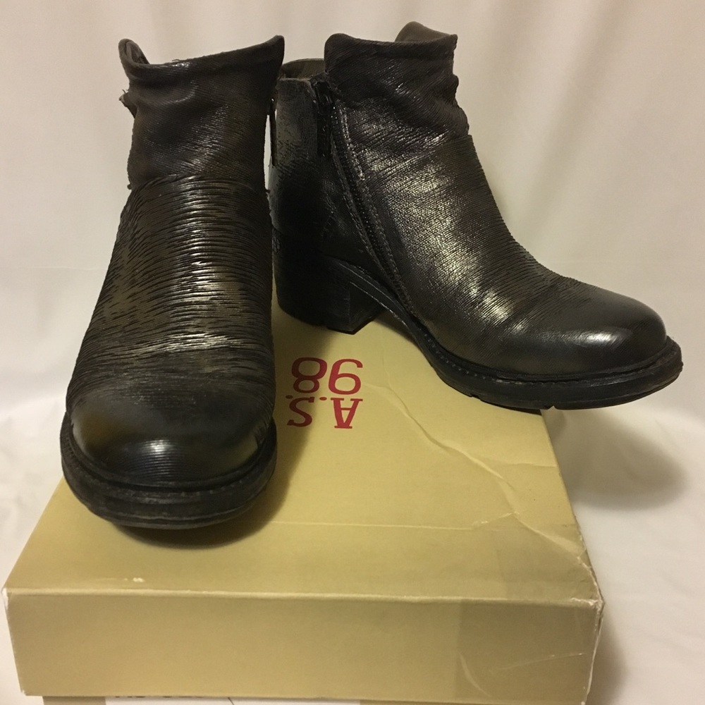 AS 98 Nima Textured Silver Ankle Boots