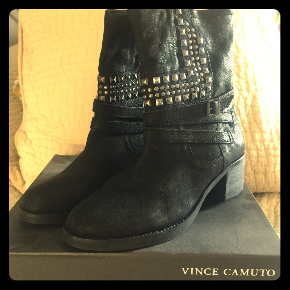 Vince Camuto short boots