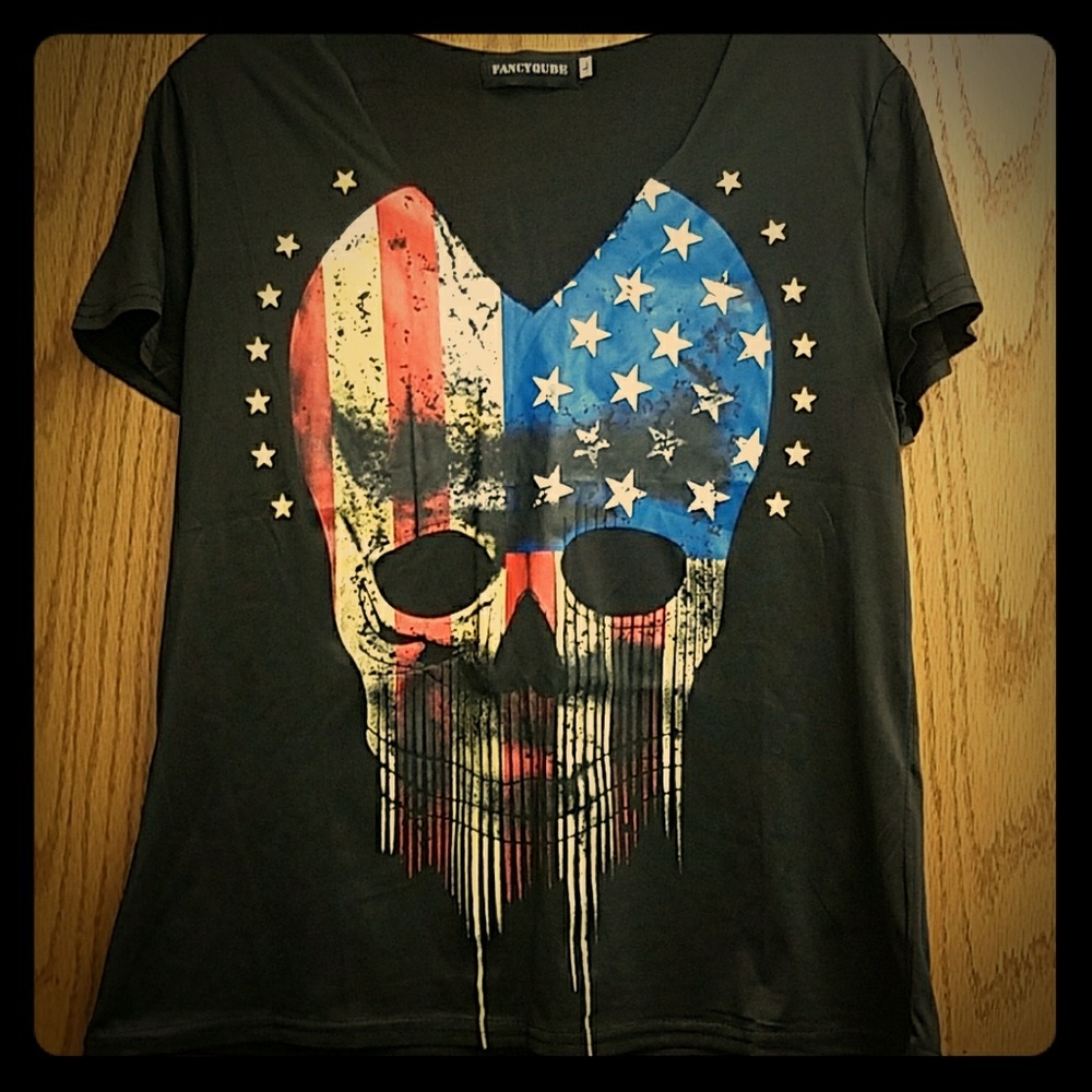 Adorable Lightweight Skull Top sz L. NWOT