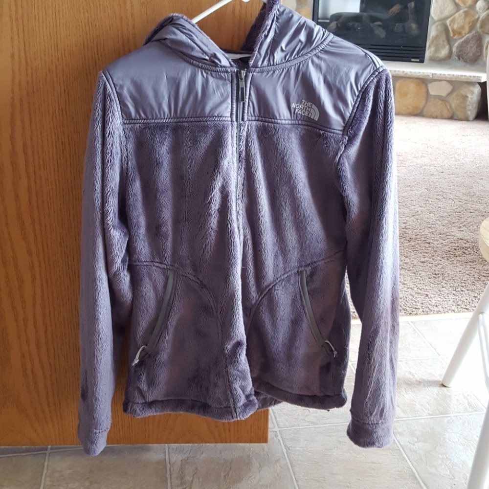 grey north face hooded fleece