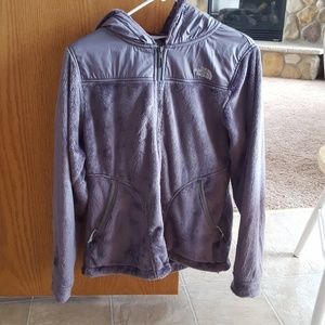 grey north face hooded fleece