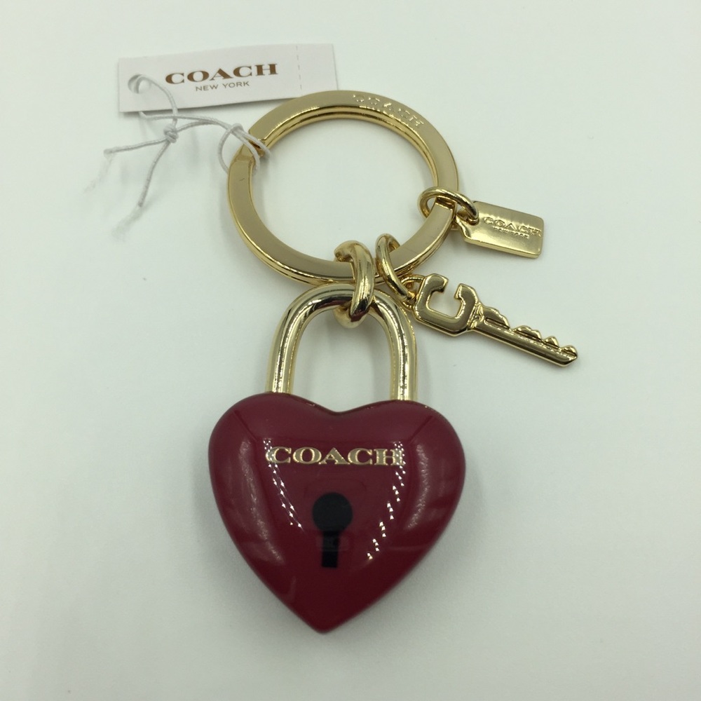 ๐ Coach Red Heart Lock/Key Keychain NWT - Picture 2 of 3