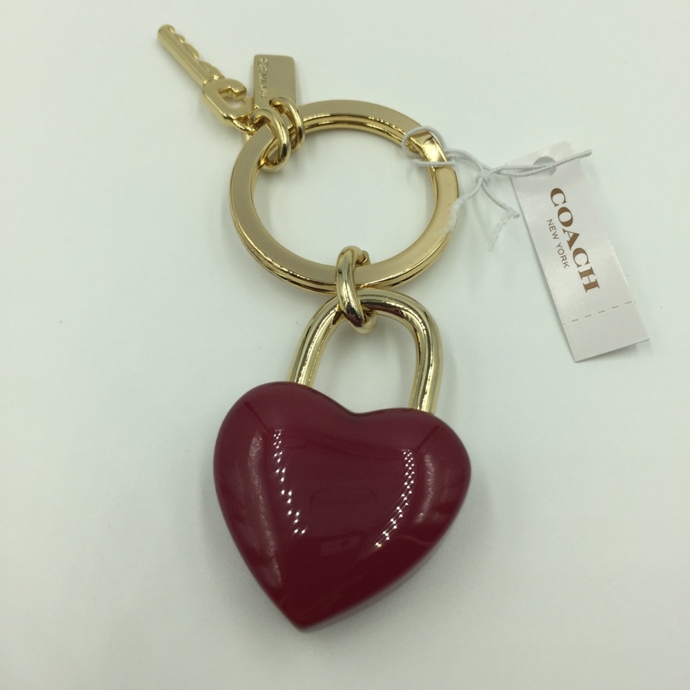 ๐ Coach Red Heart Lock/Key Keychain NWT - Picture 3 of 3