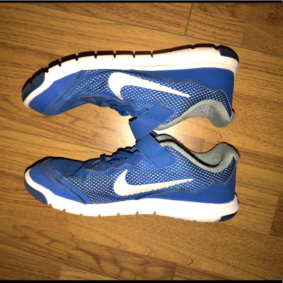 Boys blue nike shoes - Picture 3 of 6