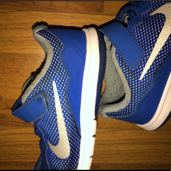 Boys blue nike shoes - Picture 5 of 6