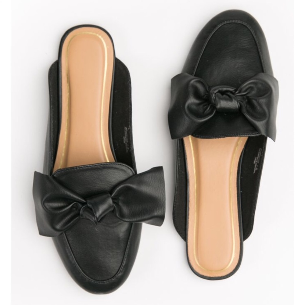 SOLD Black bow tie flats - Picture 1 of 3
