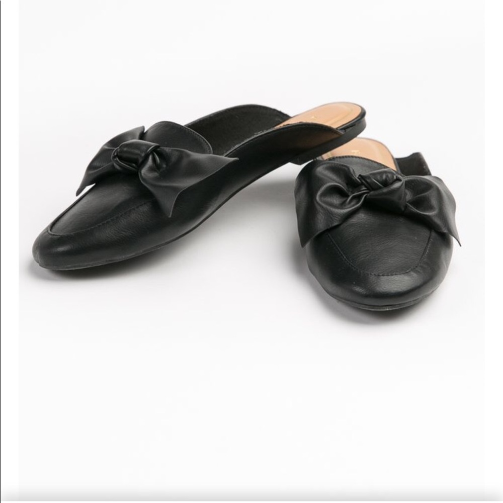 SOLD Black bow tie flats - Picture 2 of 3