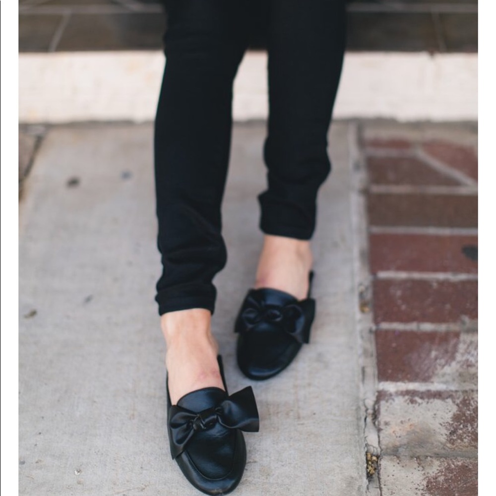 SOLD Black bow tie flats - Picture 3 of 3