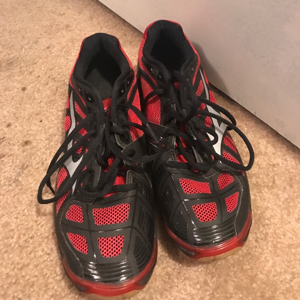 Black and red mizuno wave lightening Z2