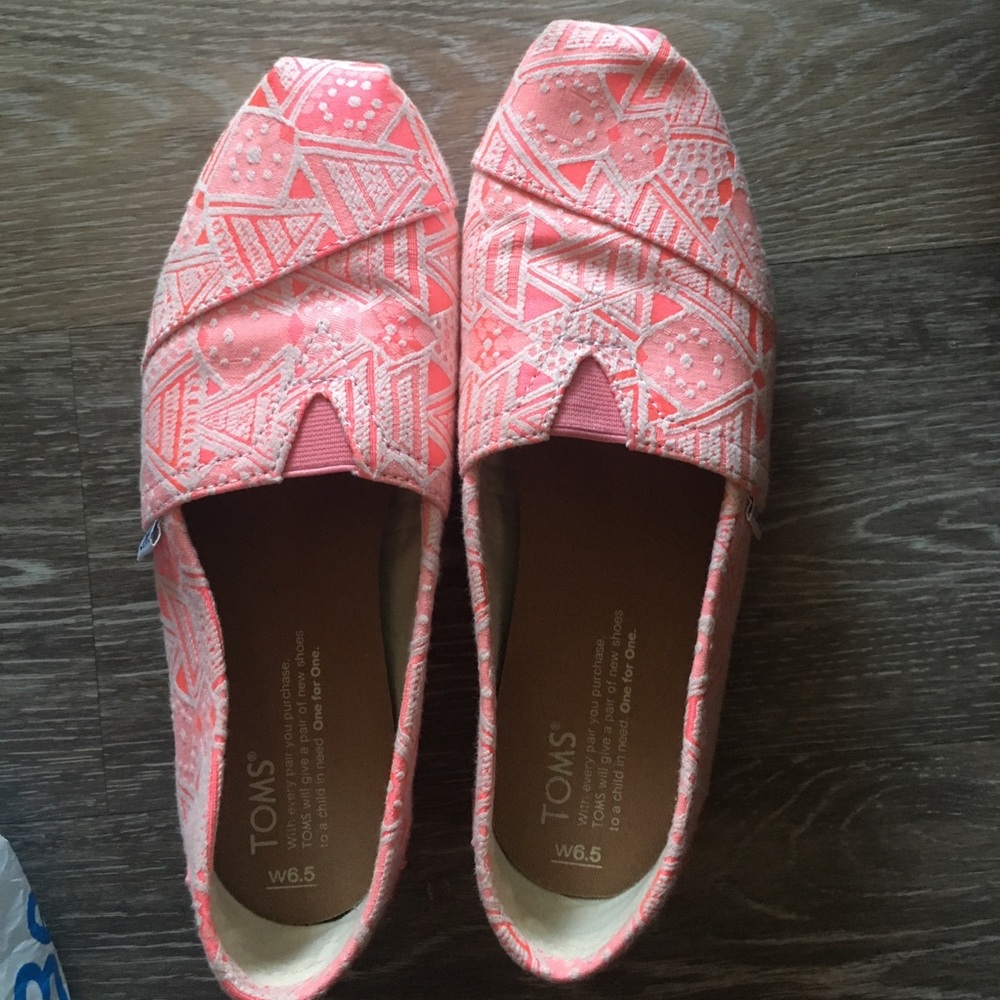 Size 6.5 pink Toms