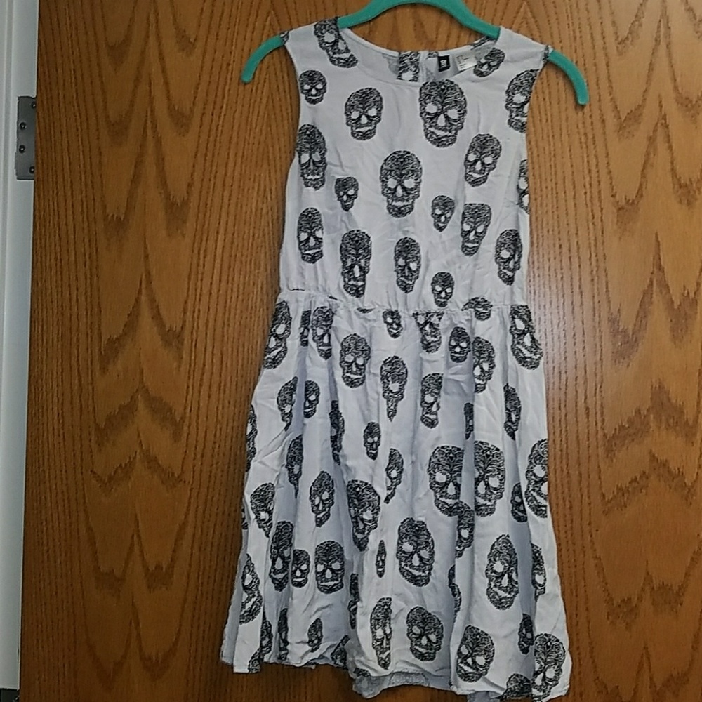 Adorable black/gray skull dress  sz 8 by H&M