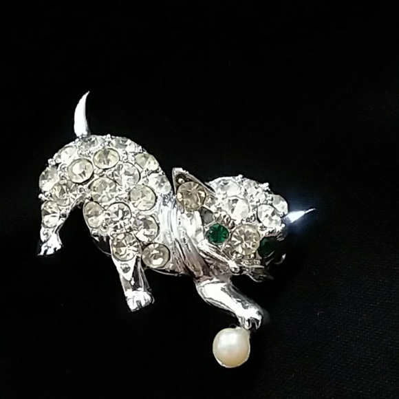 Jewelry - Kitty Brooch