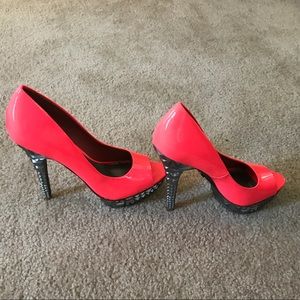 Beautiful, unique heel barely worn, like new!