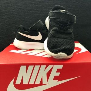 Black and white Nike’s (toddler)