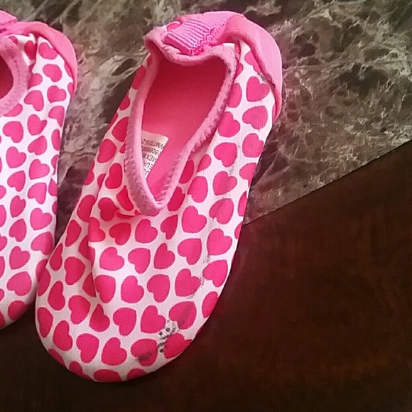Baby size 3-4 shoes with pink hearts - Picture 2 of 3