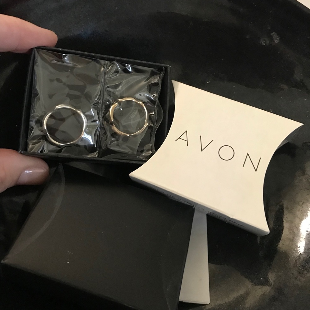 Avon’s Out Of Line 2 Pack Ring Set