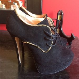 Black Platform Pumps