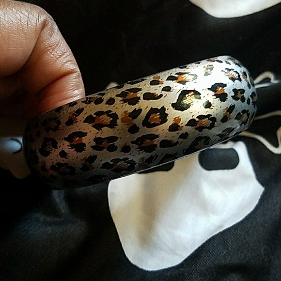 Metallic Silver Leopard Print Bangle NWT - Picture 2 of 4
