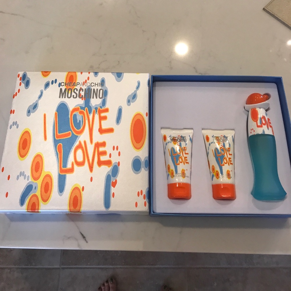 MOSCHINO LOVE LOVE PERFUME, SHOWERGEL, BODY LOTION