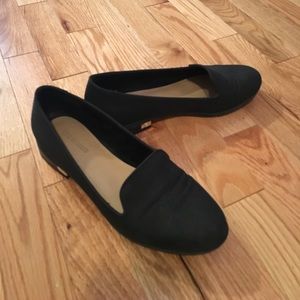 Black smoking loafer shoe with gold heel