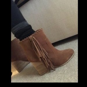 STEVE MADDEN FRINGE WEDGE BOOTIES 6.5M
