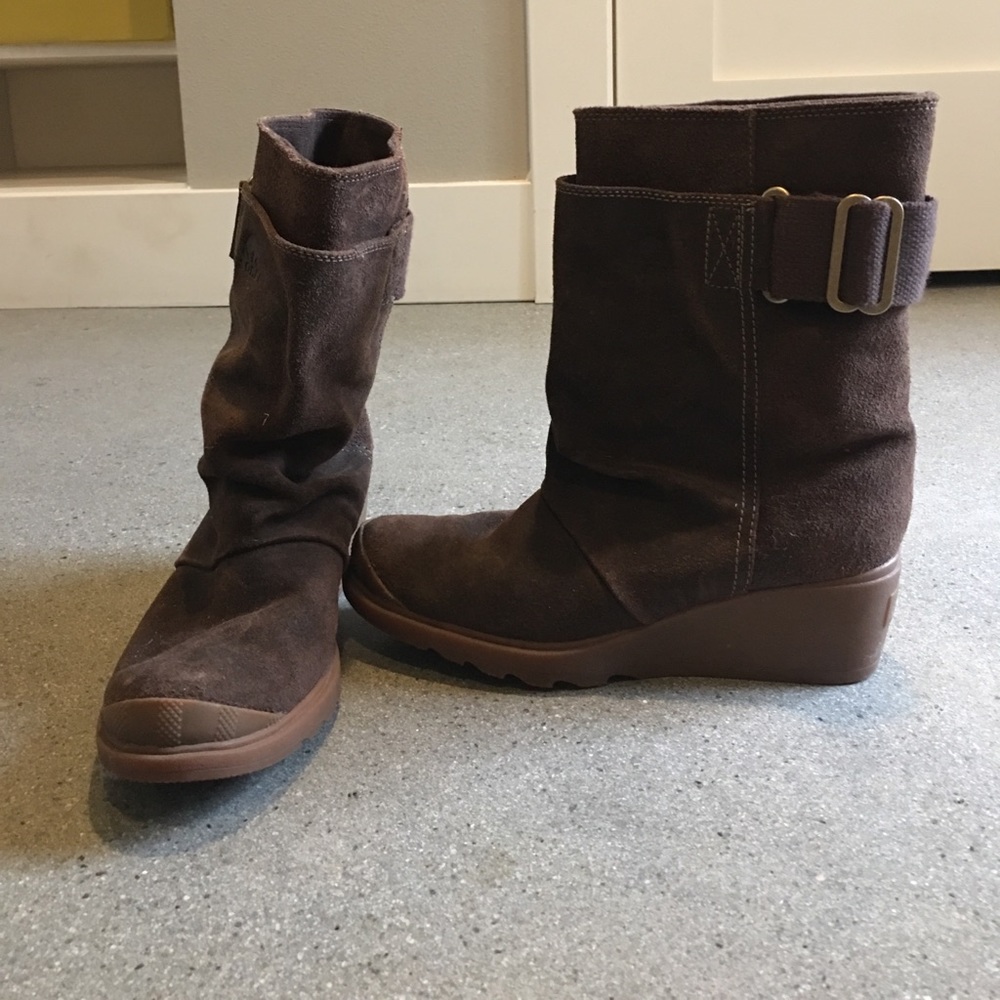 Waterproof boots with wedge heel