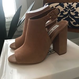 Steve Madden Callvin camel heels