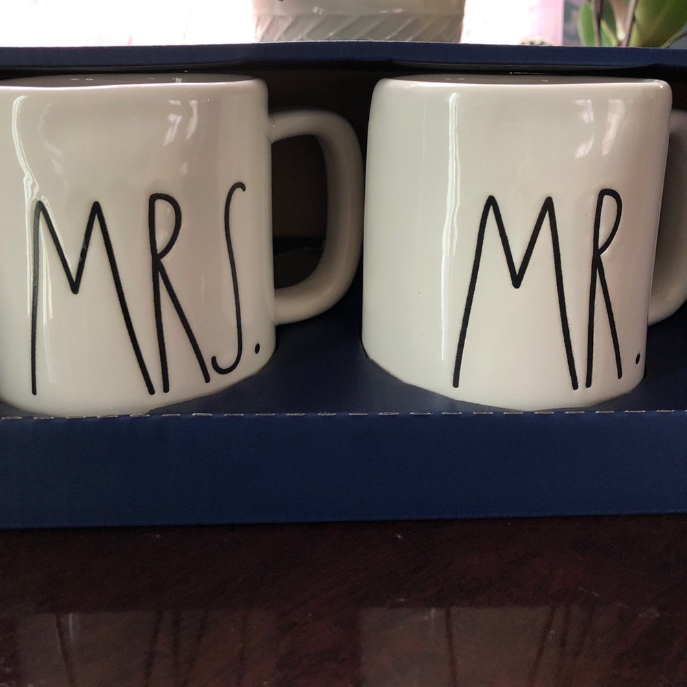✨Rae Dunn set of mugs✨