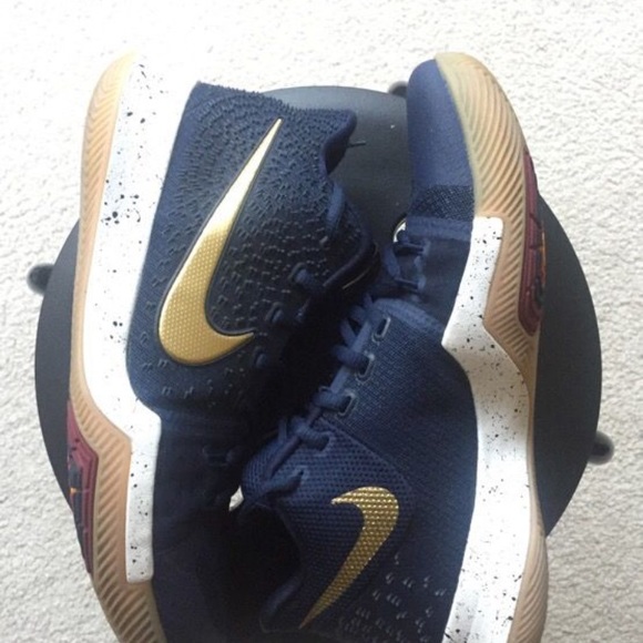 Kyrie 3 - Picture 3 of 4