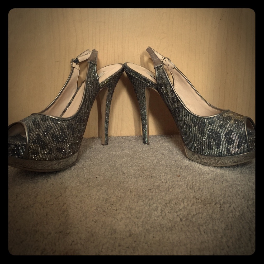 Guess platform pumps