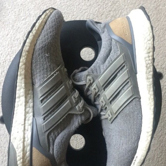Adidas Ultra Boost 9.5 - Picture 2 of 4