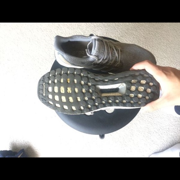 Adidas Ultra Boost 9.5 - Picture 3 of 4