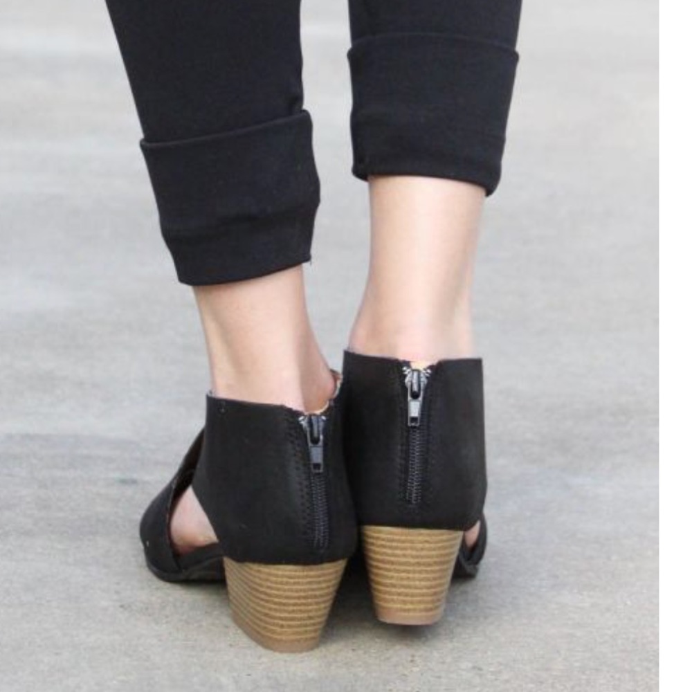 ladies low chunky heels little booties. black - Picture 2 of 7
