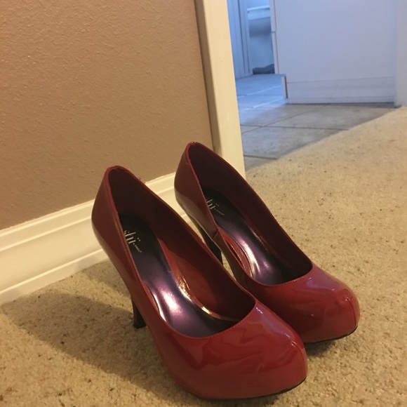 Red high heels - Picture 2 of 4