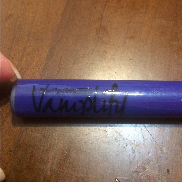 MAC Vamplify lip color - Picture 2 of 4