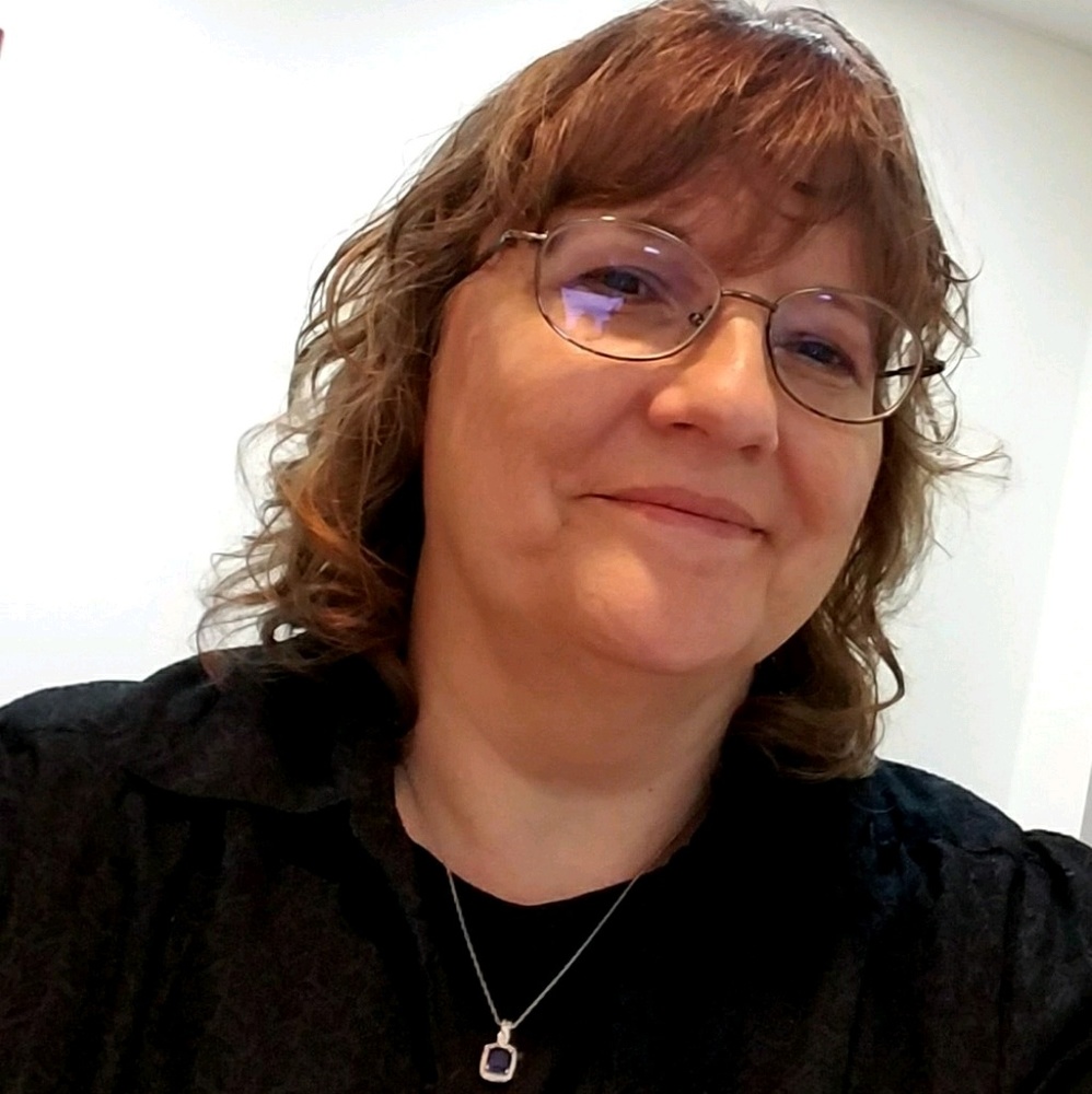 Meet your Posher, Leona