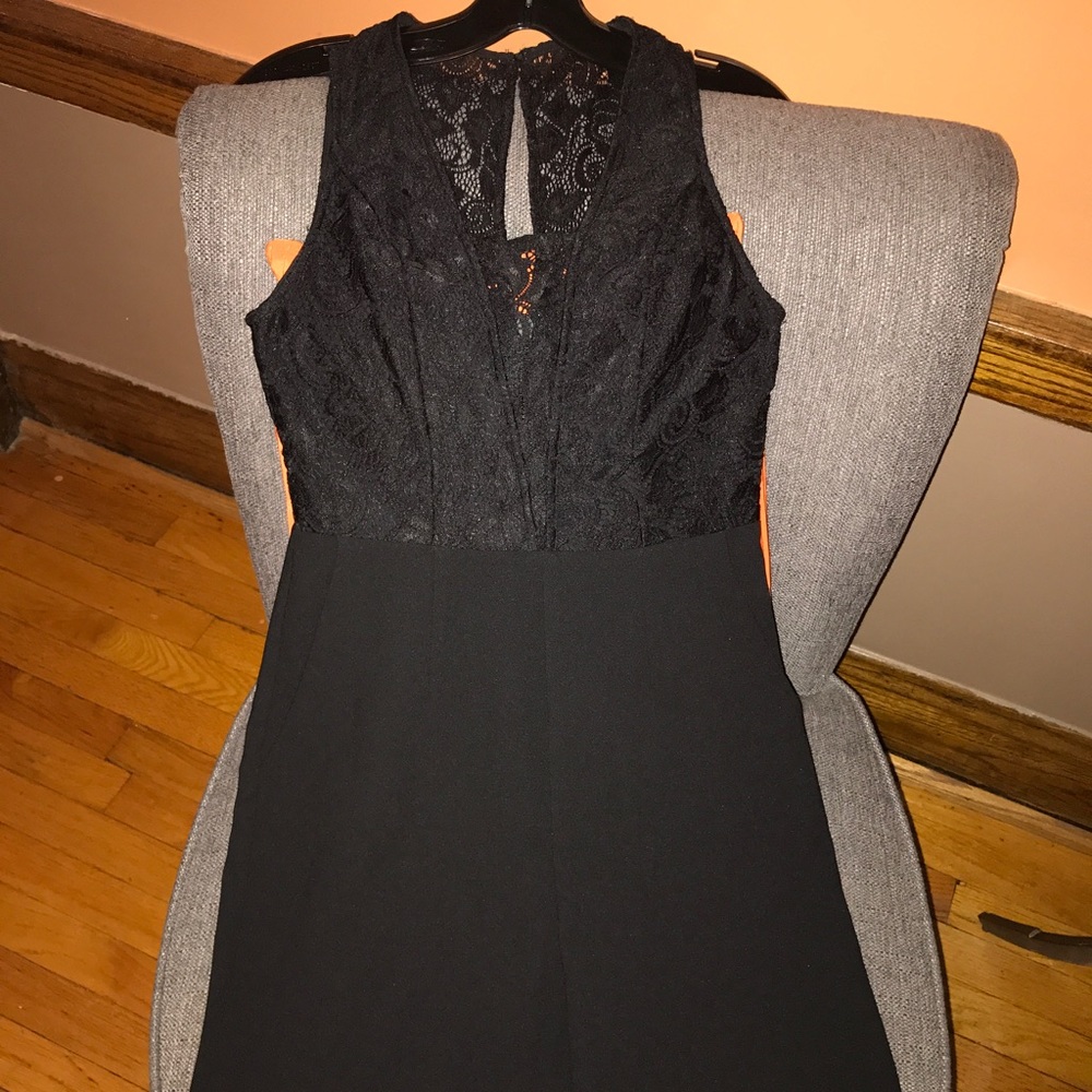 🎉 Sale 🎉BCBG Black Jumper size 2 but fits a 4