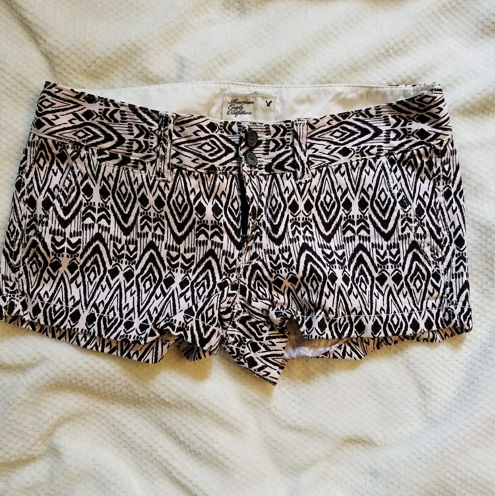 Black and white A&E Short Shorts Sz 00