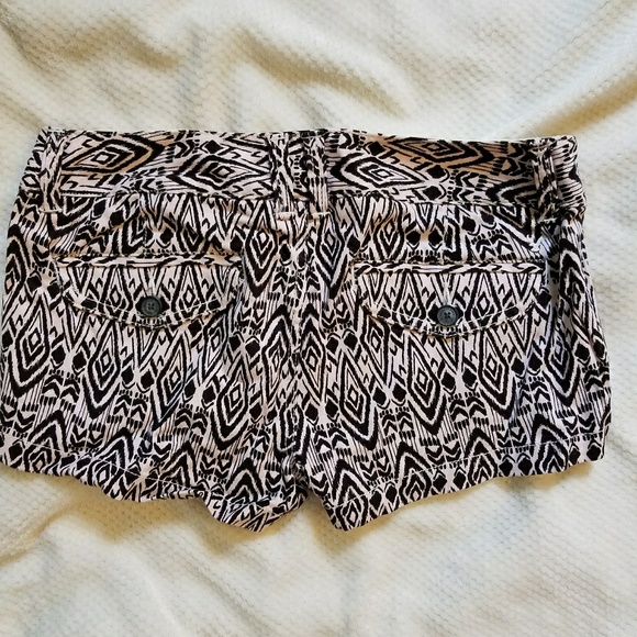 Black and white A&E Short Shorts Sz 00 - Picture 3 of 6