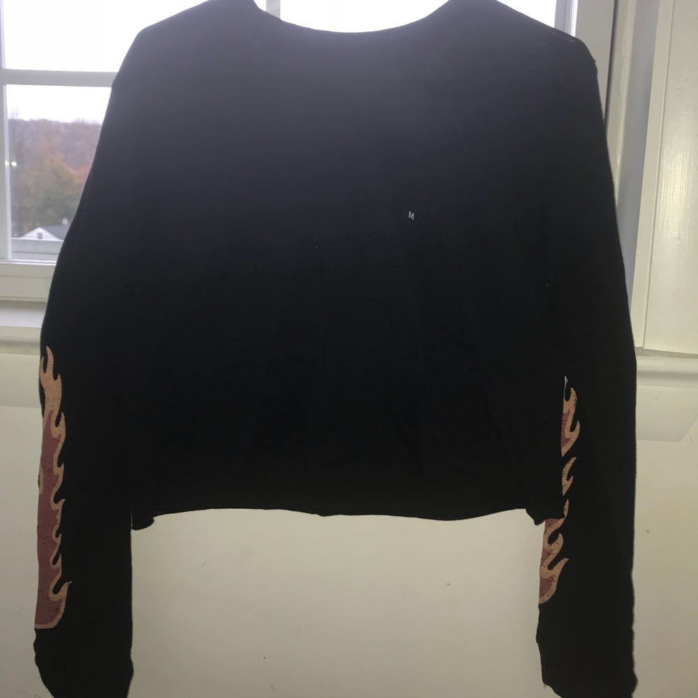 🔥⚫️black crop top with fiery sleeves⚫️🔥